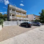 In Mit Privatem Parkplatz By Interhome 茨里克韦尼察
