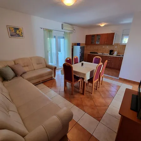 In Mit Privatem Parkplatz By Interhome Apartment *